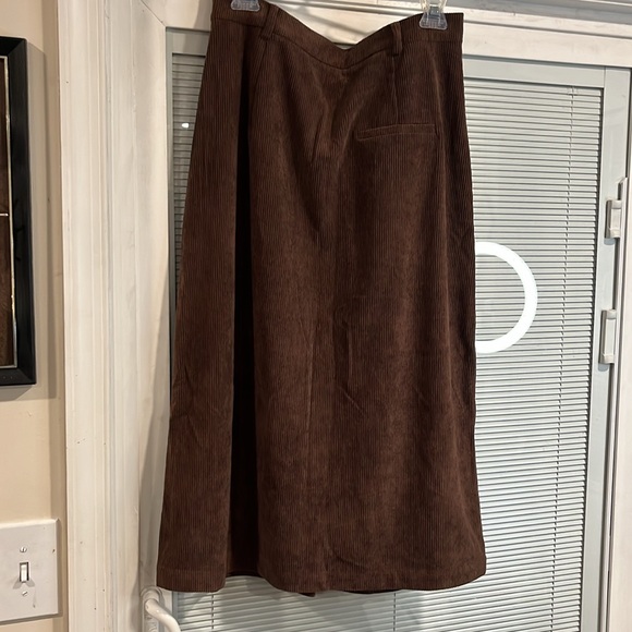 Dazy brown corduroy skirt, size XL, NWOT,featuring slit up the front - Picture 4 of 5
